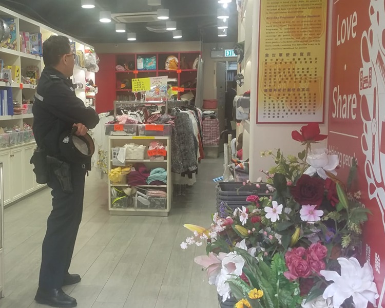 警員正在現場搜證。