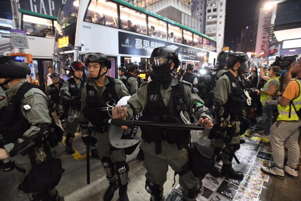防暴警察與人群對峙