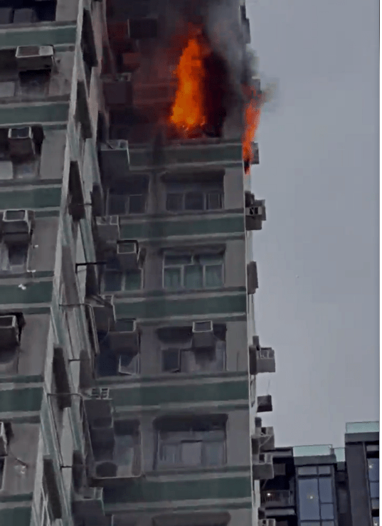 起火單位火光熊熊。讀者提供