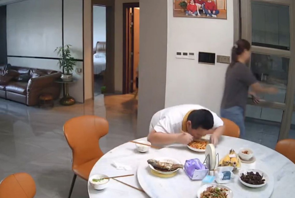 「幹飯哥」逃生不忘多扒兩口飯的趣怪模樣，在網上爆紅。抖音＠洋洋