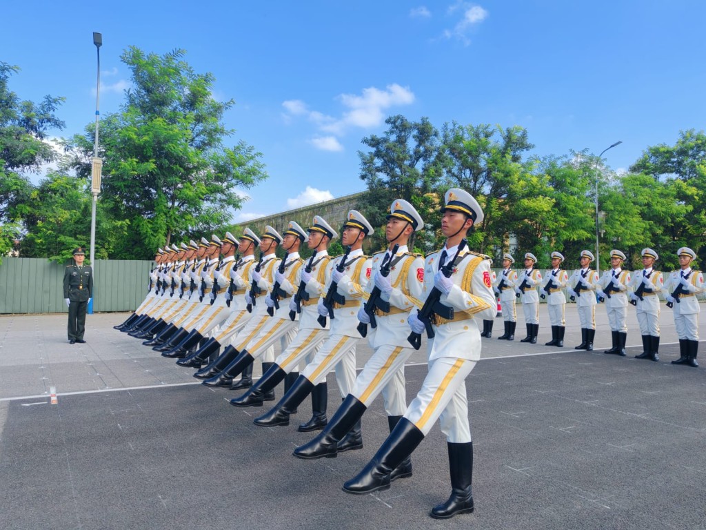 三軍儀仗隊官兵在30攝氏度的高溫下，演示訓練情況。楊浚源攝