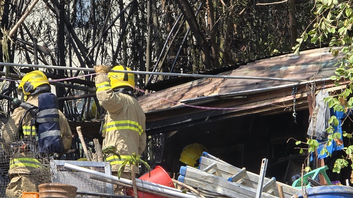 消防到场开喉灌救。