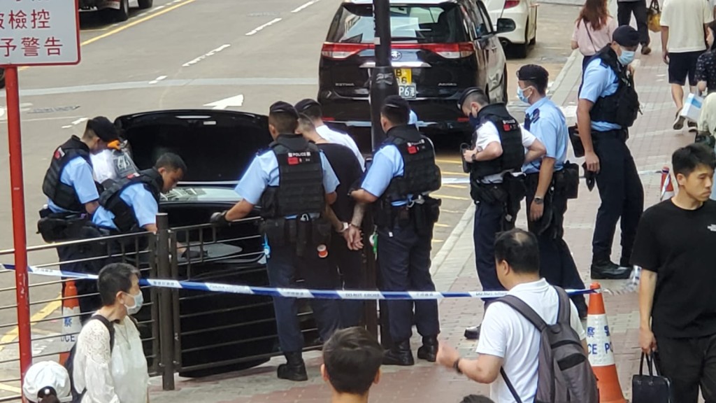 警方於花園街建興大廈對開發現一輛形跡可疑的黑色私家車。