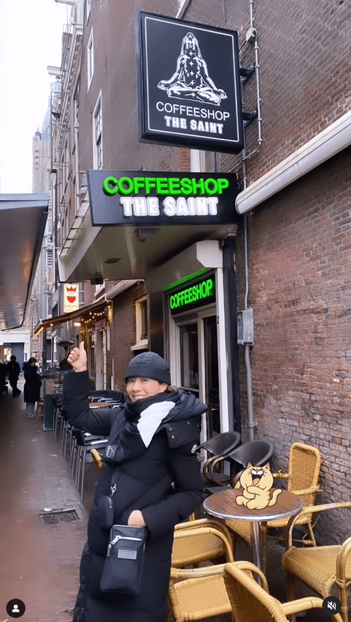 在毛舜筠最新的IG看到毛姐随朋友带路去了位于阿姆斯特丹的一条小巷 Regulierssteeg上的Saint Coffeeshop and Juicebar饮咖啡。