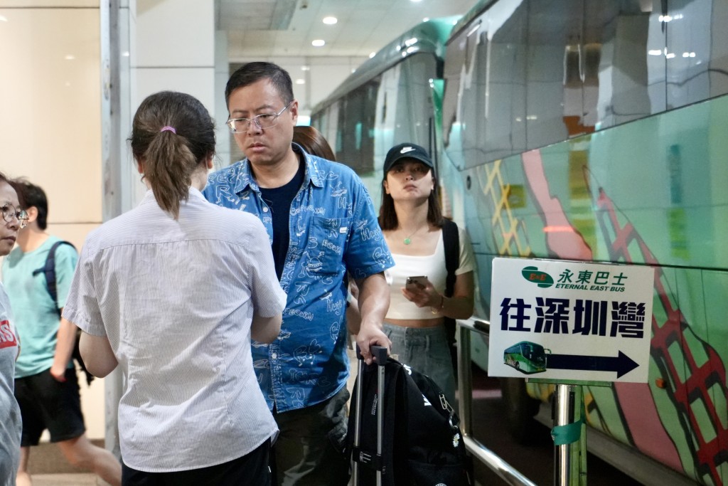 现场聚集大批前往深圳湾口岸的乘客。刘骏轩摄