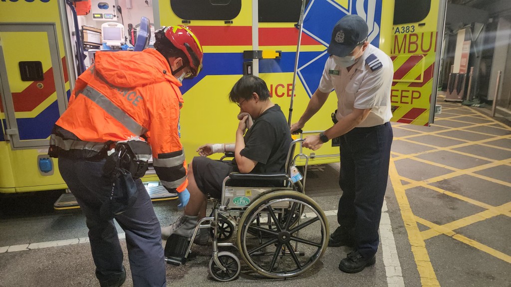 傷者清醒被送往醫院治理。