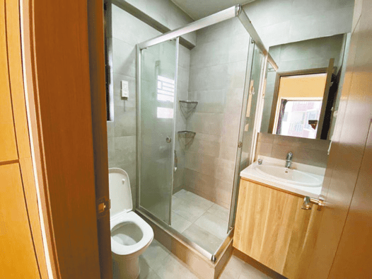 浴室為明廁設計，空間通透明亮。