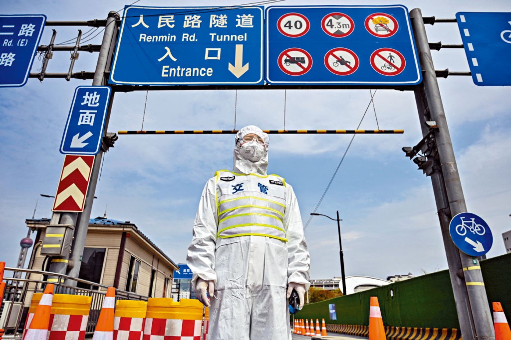 黃浦江兩岸交通中斷,交管人員在隧道口把守。