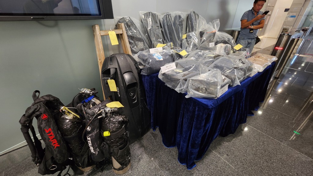 警方展示證物。黃文威攝 警方展示證物。黃文威攝