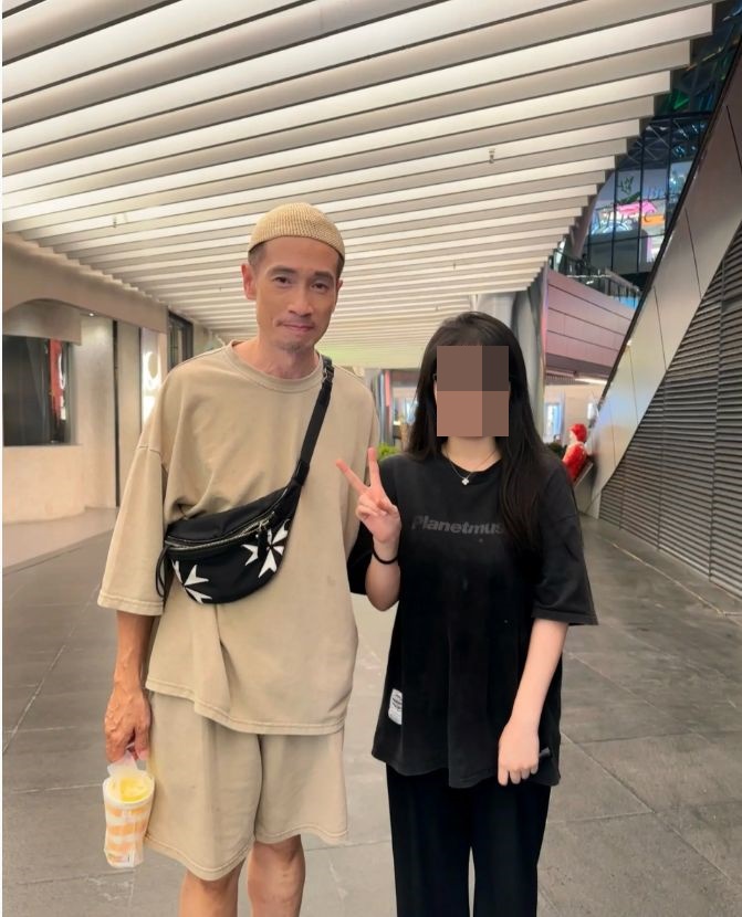 有網民日前曾分享與陳豪的合照，見他到快餐店疑似買汽水。