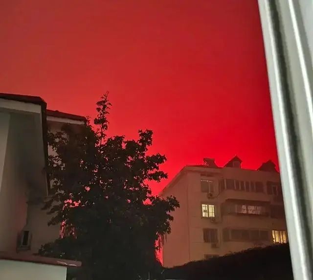 武汉有市民拍下红色天空的情景。