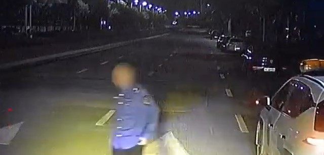 行車記錄儀拍下涉事城管利用個人微信收取「罰金」的情況。《新京報》