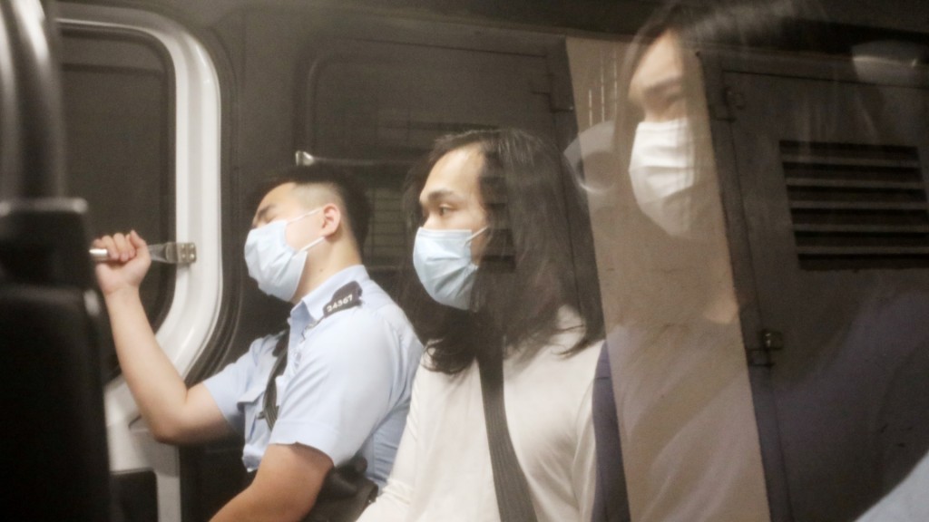 曾志健(右)今日出庭依然長髮及肩。資料圖片