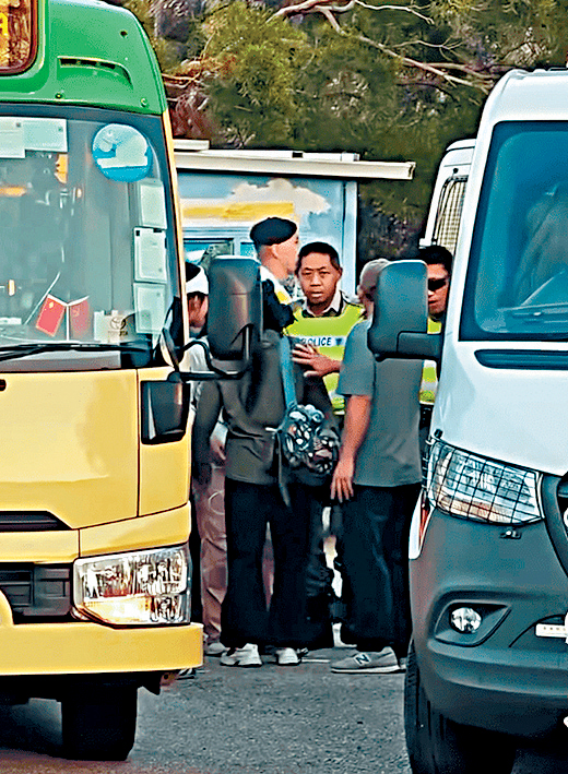 游客包车登上小巴，引起排队市民不满，但原来部分小巴可合法提供包车服务。