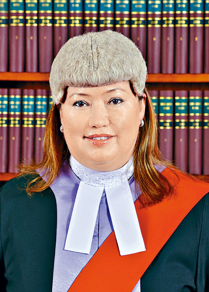 屬中英混血兒的胡雅文法官。