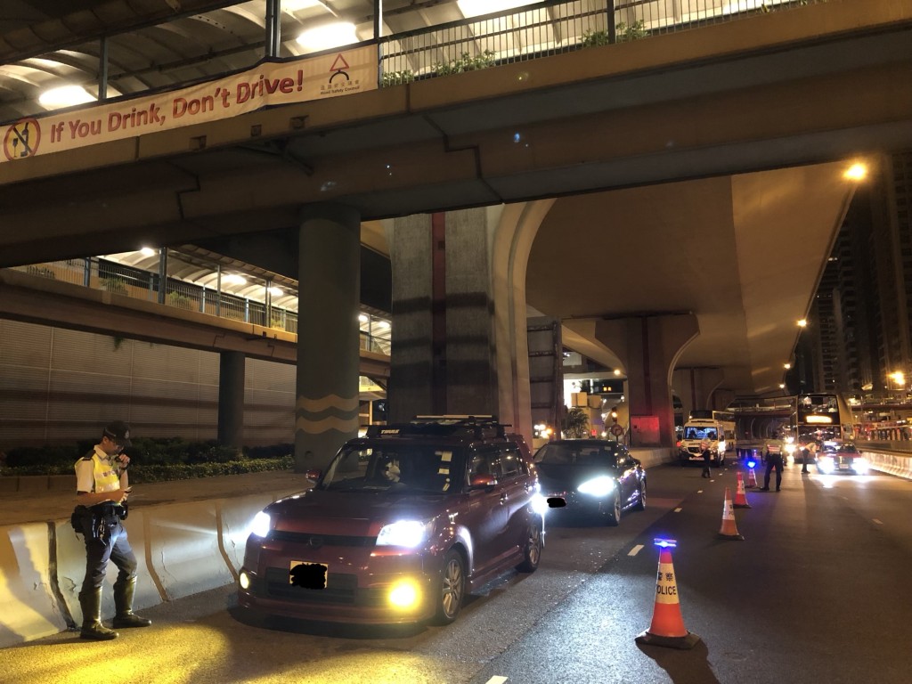 警方由3月17日至30日在港島區內進行打擊酒後駕駛及超速行動。警方圖片
