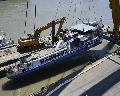 匈牙利沉船事故觀光船被打撈出水，運到布達佩斯南部一個港口檢查。AP