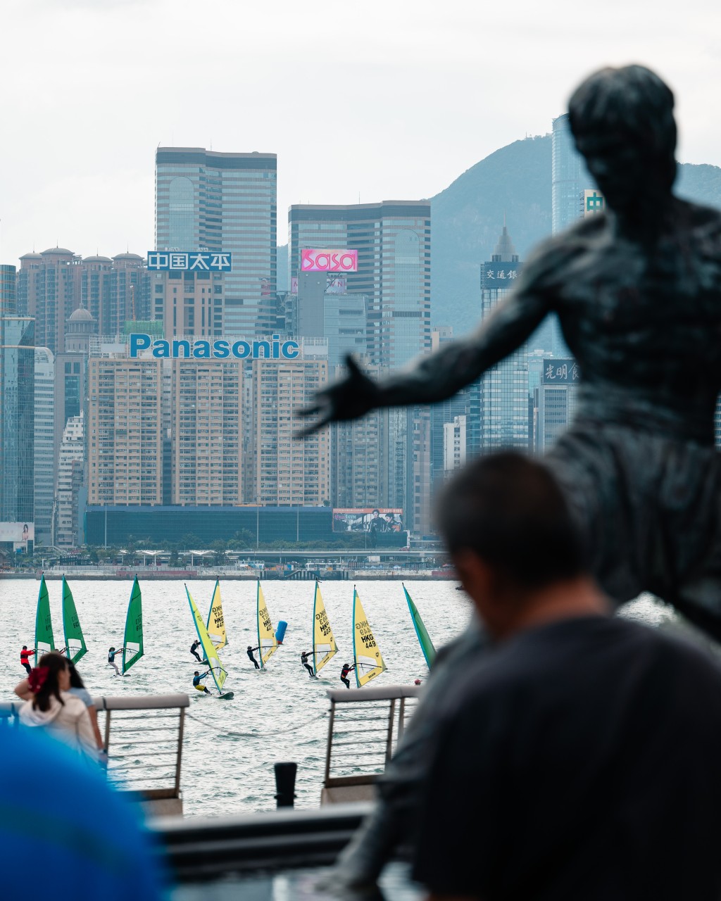 香港滑浪风帆公开锦标赛，周日在维港上演表演赛。 中国香港滑浪风帆会图片