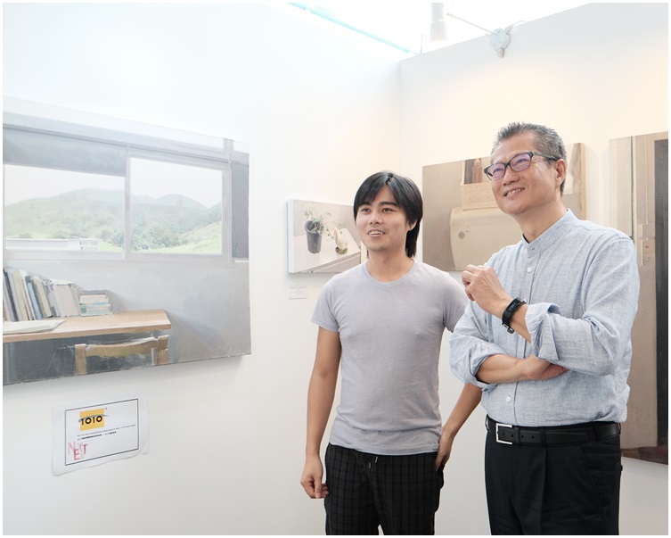 财政司司长陈茂波到场与上一届艺术家奖金奖得奖者胡浚谚谈论他的艺术创作概念。