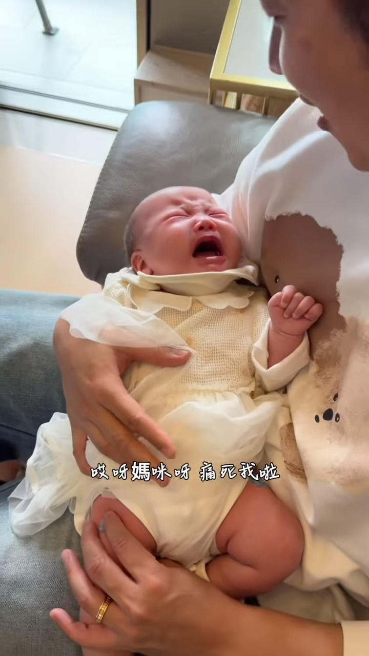 并一边用手轻拍女儿背部说:「哎呀妈咪呀,痛死我啦,点解仲未完㗎!我真系太难了,这个我心痛死了,妈咪就话坚持一下就可以」,尽现父爱爆棚一面。