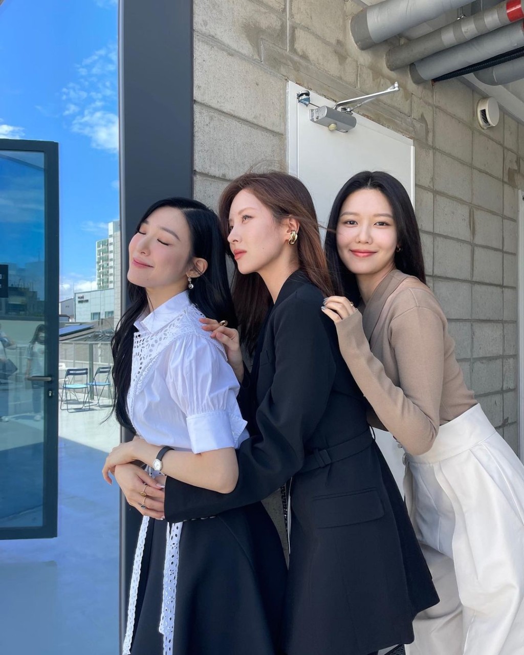 徐玄、Tiffany、秀英擺晒Pose。
