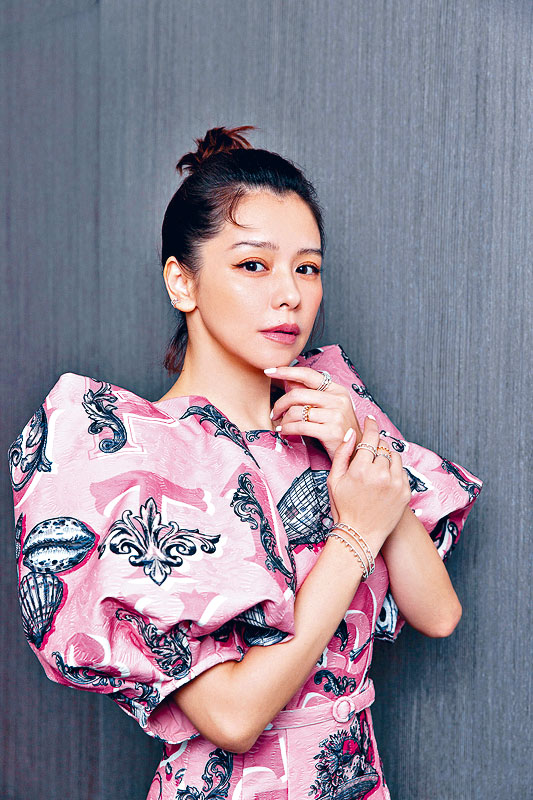 徐若瑄闪爆亮相奇幻短剧集《故事宫寓》记者会。