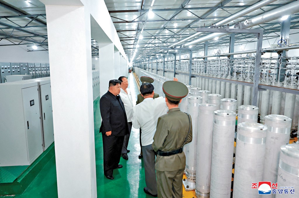 朝中社周五發布的照片,顯示金正恩視察核武器研究所和武器級核物質生產基地。