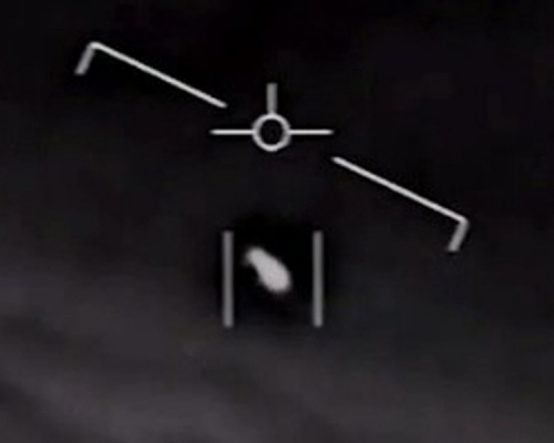 美國傳媒指美國軍艦曾偵測到純白色，外形平滑無邊像「的嗒糖」的UFO。（網圖）