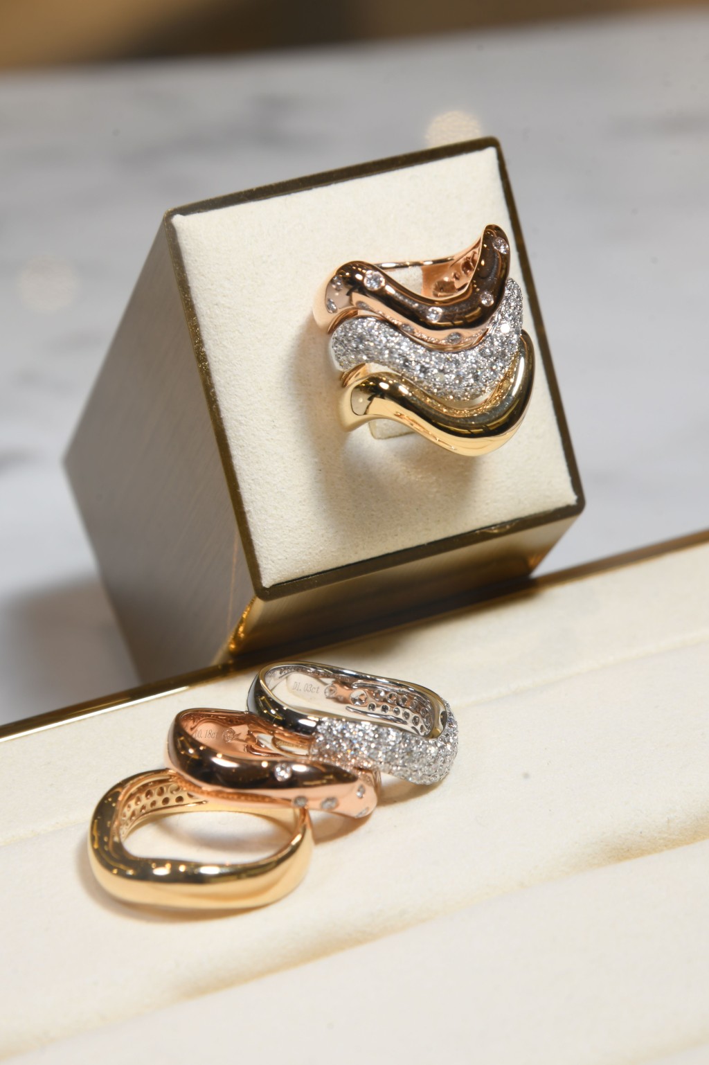 同样可以单独或叠戴的流丽型态钻石指环。