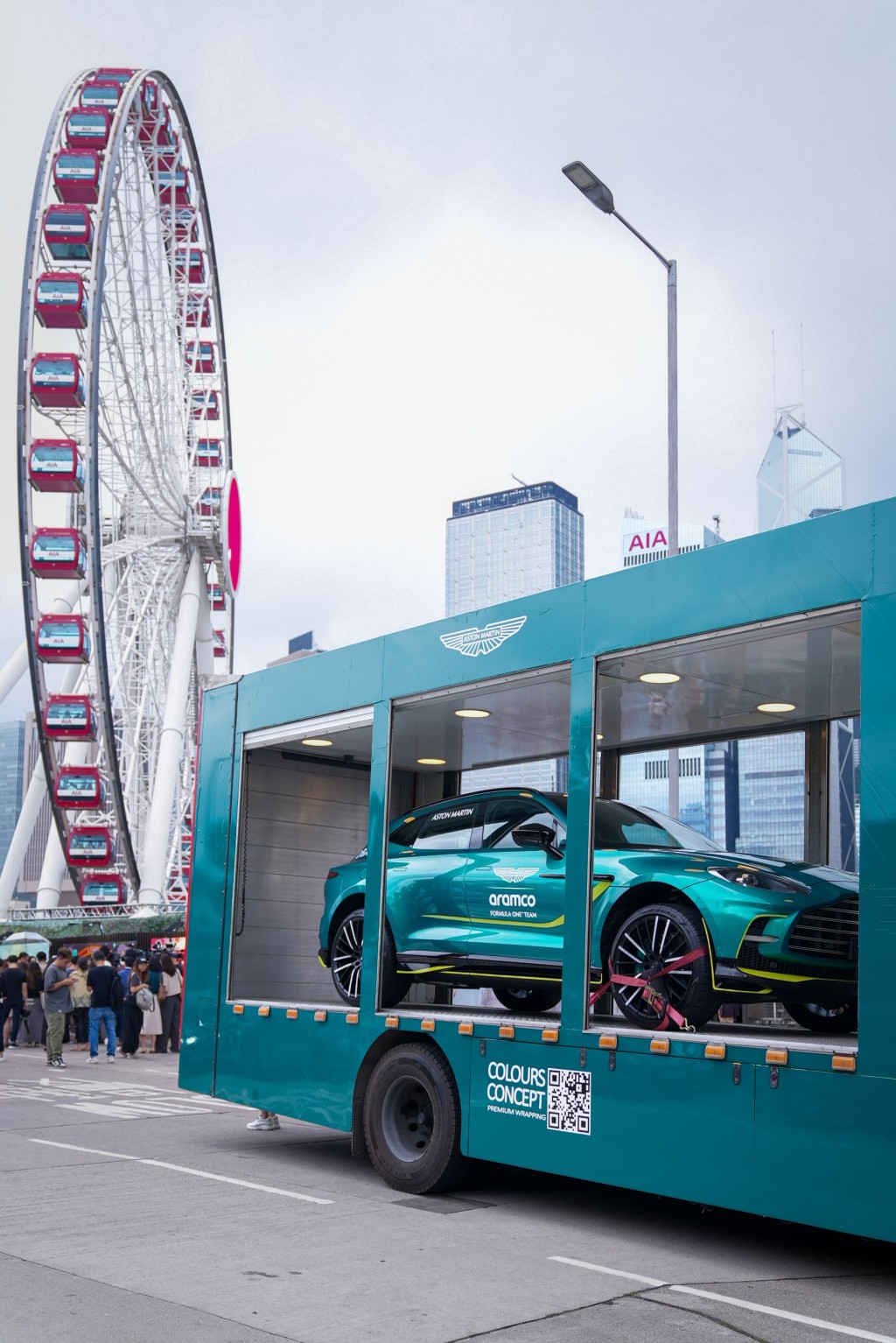 香港Aston Martin代理为F1车队遥距打气，举行快闪式巡游应援活动，以卡车载着DBX707 AMR23 Edition游访港九龙名胜景点及打卡热点。