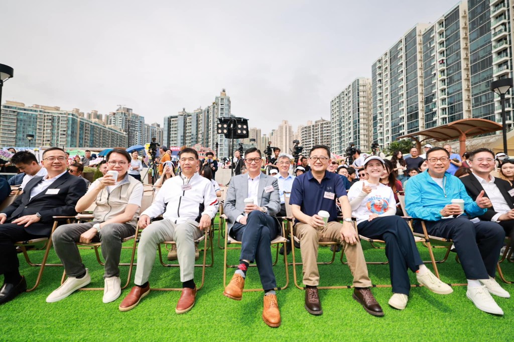 鄧炳強（中）出席將軍澳海濱公園的「大灣區咖啡青年節」。鄧炳強FB圖片