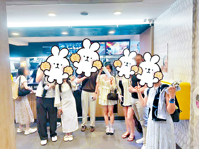 女俠（中）與一眾受惠者合照。