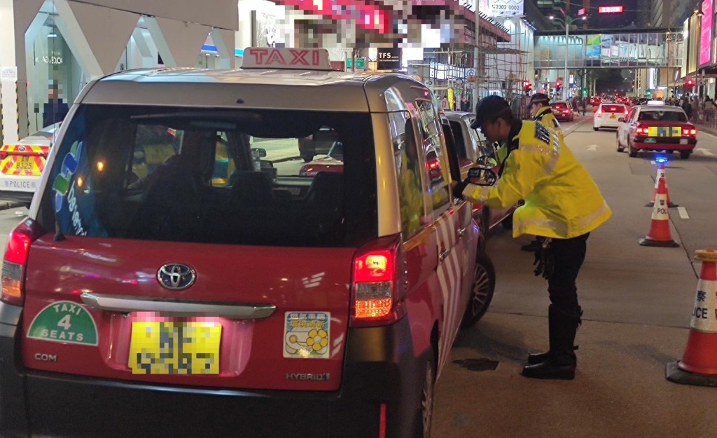 警员设路障向乘客查问有否被滥收车资。警方图片