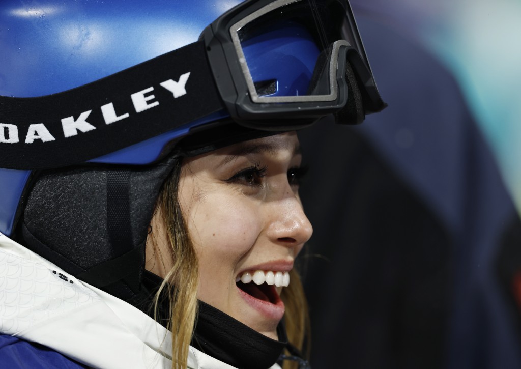 谷愛凌驚險晉級U池決賽，對再次摔倒感奇怪又懊惱。 新華社