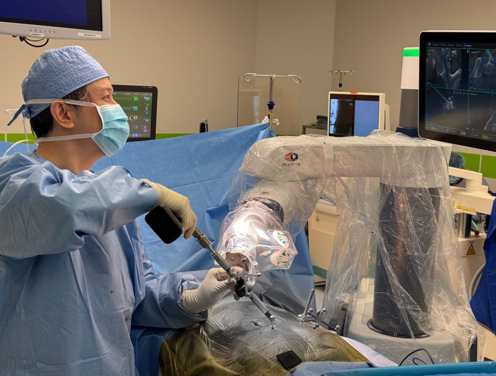 近年微創手術及機械臂技術的應用,大大提高了脊椎手術的治療效果。 近年微創手術及機械臂技術的應用,大大提高了脊椎手術的治療效果。