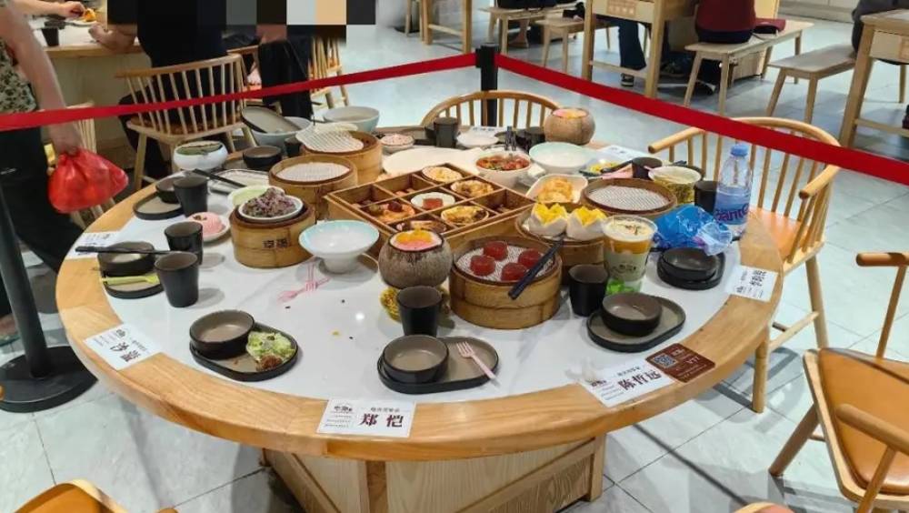 海口餐廳保留明星剩飯吸客，惹蒼蠅被轟不衛生。