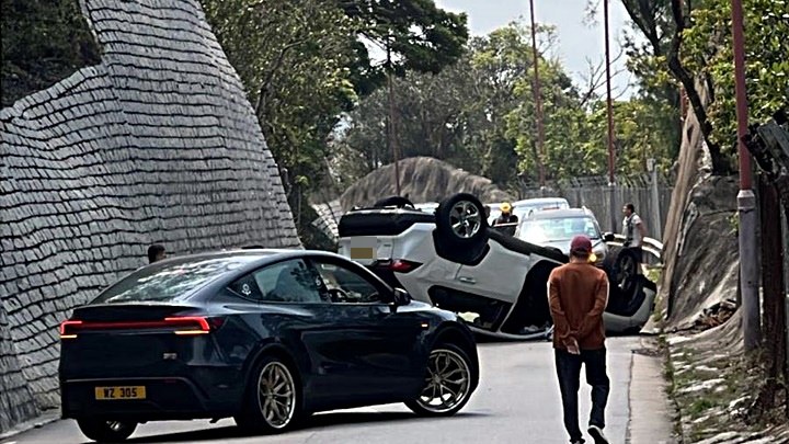 私家車自炒翻側。fb：車cam L（香港群組）