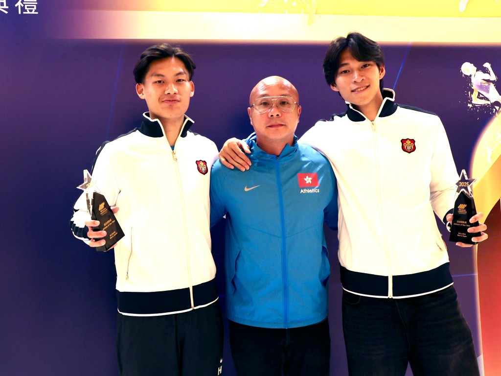 兩位「星中之星」跟其教練兼前香港男飛人杜韋諾（中）合照。徐嘉華攝徐嘉華攝