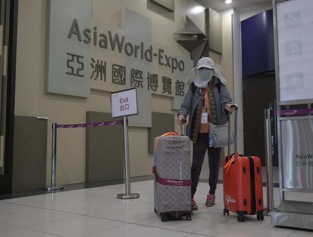 由秘魯抵港人士今午陸續離開亞博館。