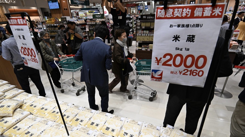 由於投標形式推出的儲備米沒有讓米價下跌,當局以「隨意合同」的方式推出2000日圓5公斤的儲備米。 路透社 由於投標形式推出的儲備米沒有讓米價下跌,當局以「隨意合同」的方式推出2000日圓5公斤的儲備米。 路透社