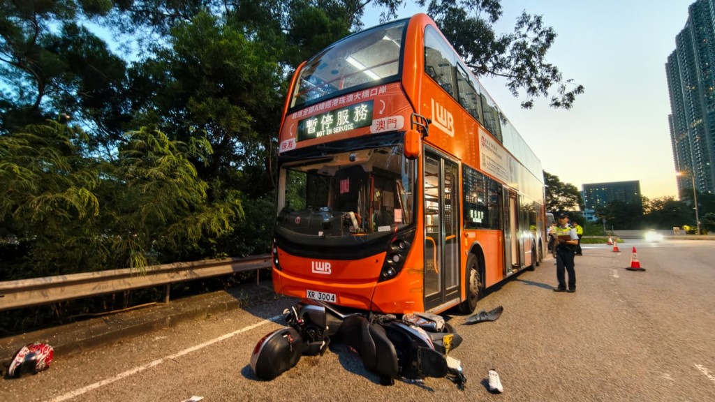 電單車被捲入九巴車底。黃文威攝 電單車被捲入九巴車底。黃文威攝
