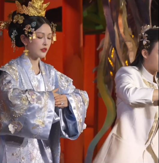 張凱毅丈夫張煜東親手鑄造的黃金鳳冠，展覽時被兒童觀眾損毀。抖音＠我是張凱毅  