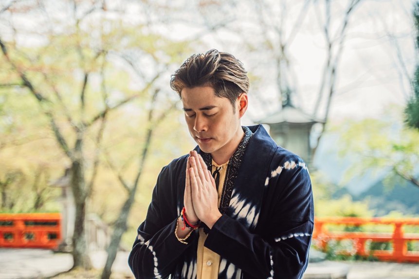 去年4月，徐天佑去京都鞍马寺，他带了一班学生的愿望到山上祝福。