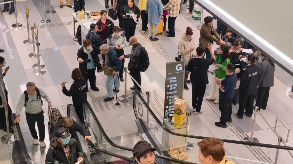 有行動不便持拐杖乘客,離開時需要有人攙扶。 有行動不便持拐杖乘客,離開時需要有人攙扶。