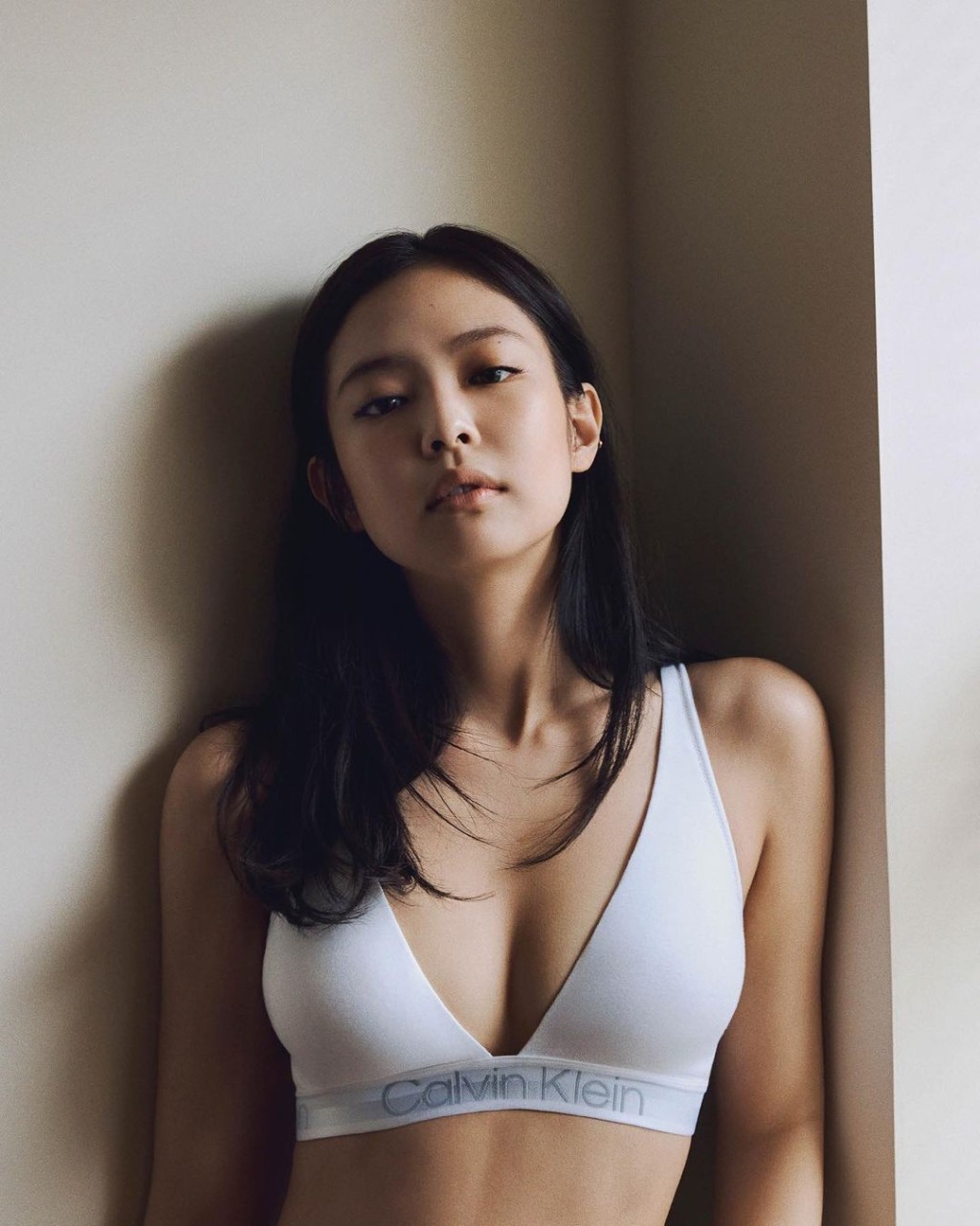 Jennie喺夏季亦拍咗輯內衣宣傳照。