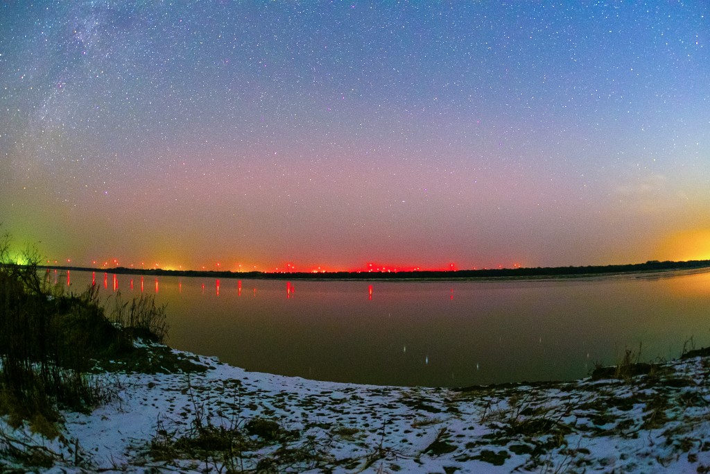 11月12日在黑龍江省富錦市拍攝的絢麗極光。新華社