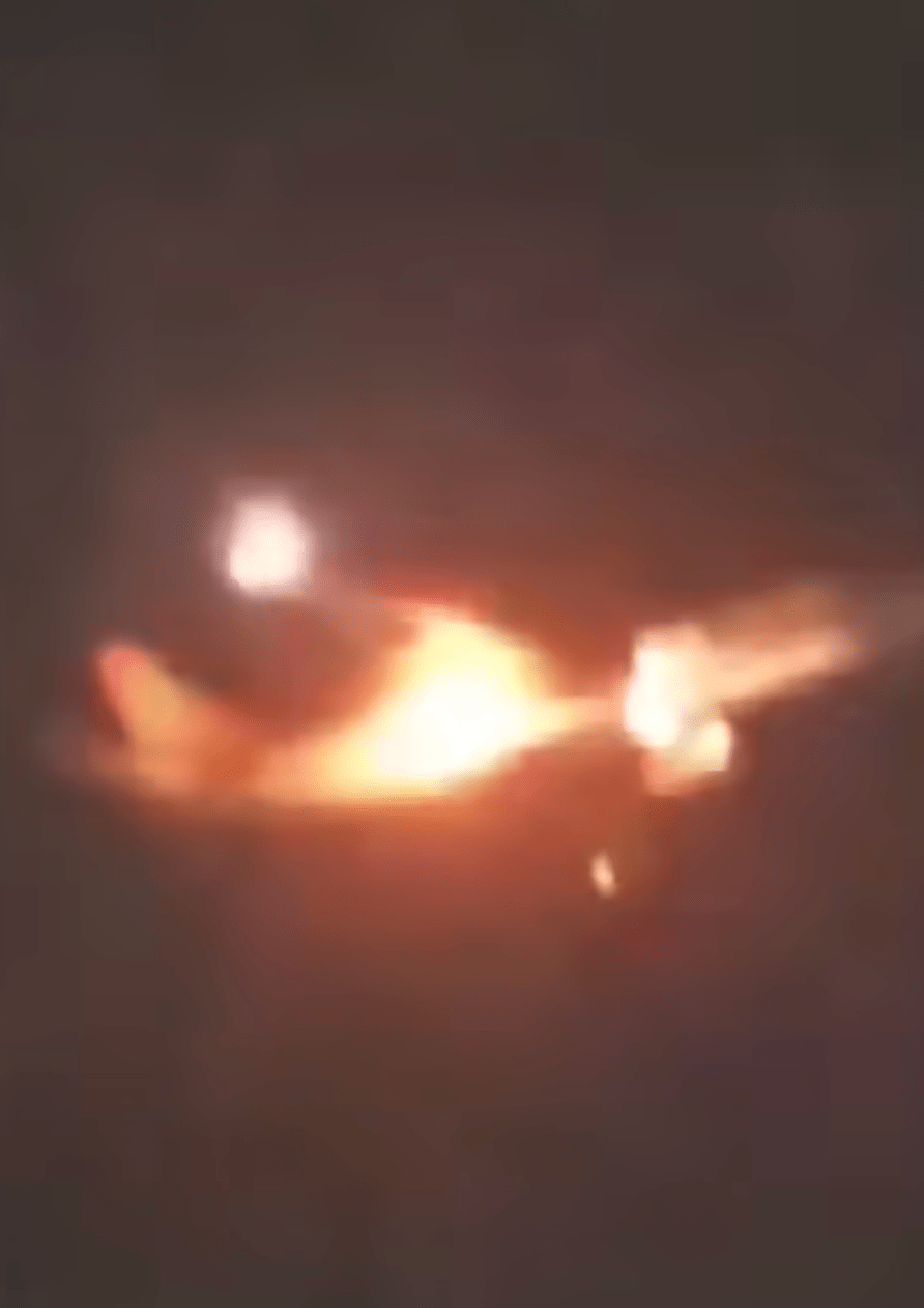另一閉路電視拍到，飛機噴出的火光甚大，照亮了機身。
