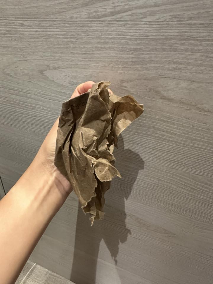 事主上傳包着匙羹的包裝紙,已變得濕透。FB@九州福岡地道情報站 事主上傳包着匙羹的包裝紙,已變得濕透。FB@九州福岡地道情報站