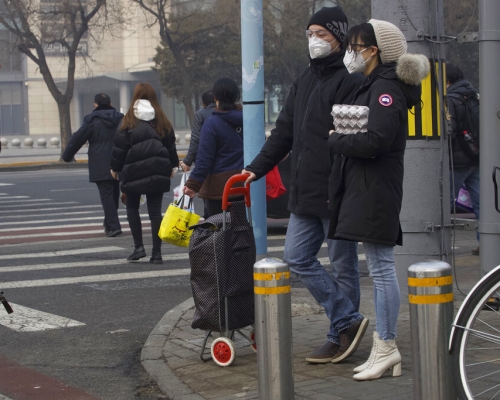 武漢肺炎導致多人戴口罩防疫。AP