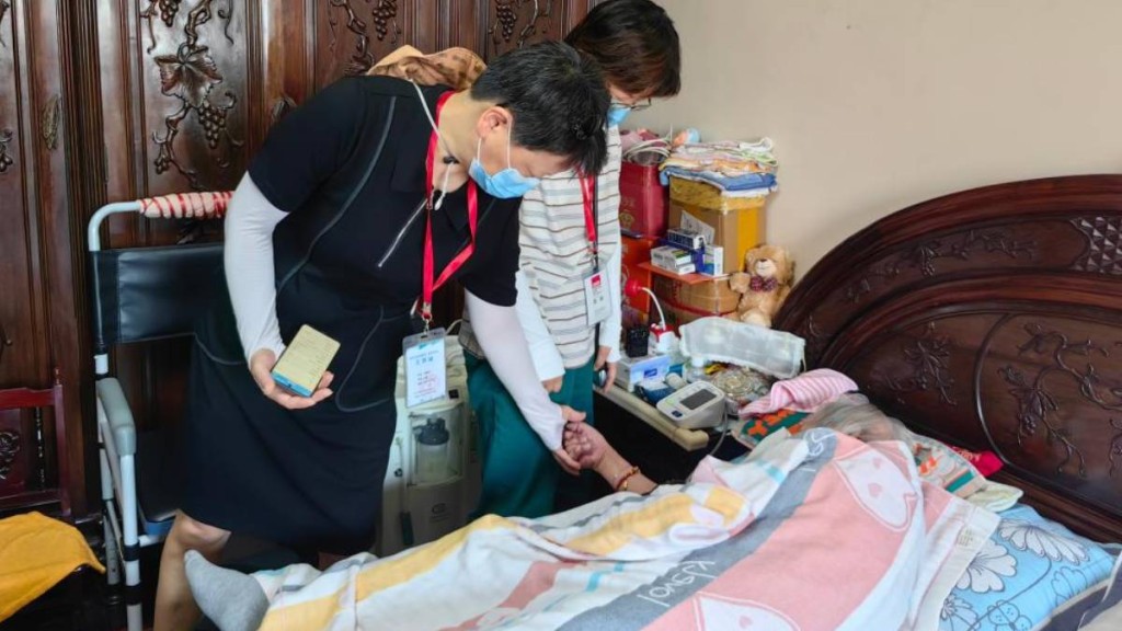 有「養老服務師」表示，月收入穩定在¥2萬元。新華社